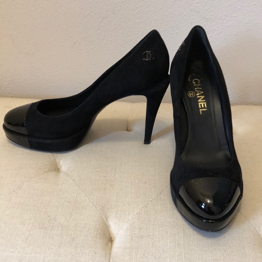 Chanel suede pumps with patent leather toe
